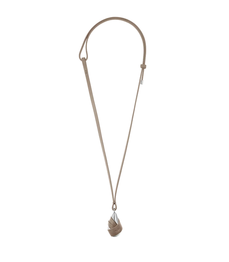 Ormé hanger, zilverkleurig in gerhodineerd messing met taupekleurig leer