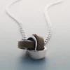 Ormé ketting, rhodiumverzilverd met taupekleurig leer