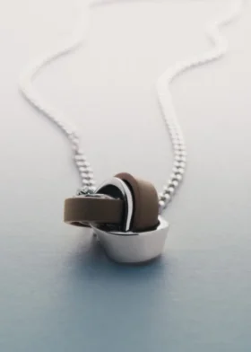 Ormé ketting, rhodiumverzilverd met taupekleurig leer