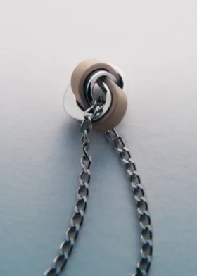 Ormé ketting, rhodiumverzilverd met taupekleurig leer