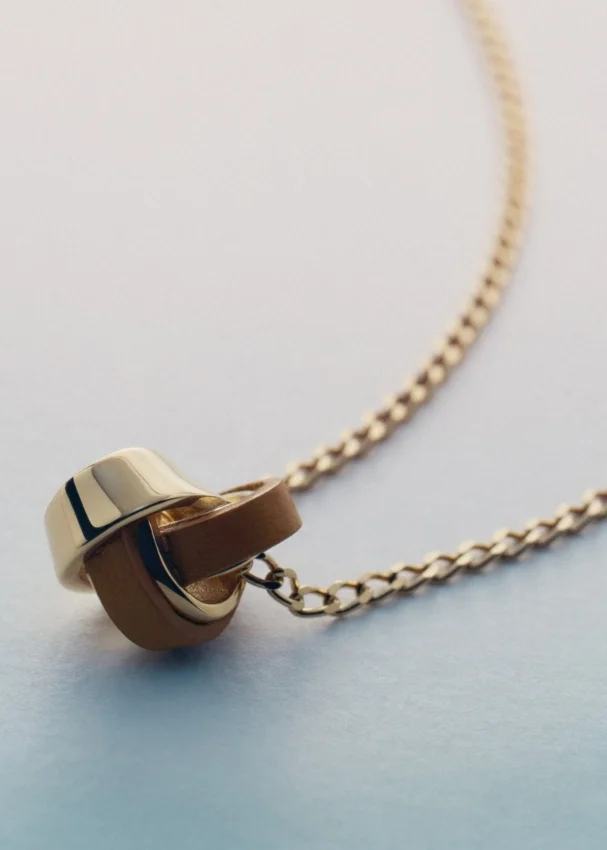 Ormé-ketting, vergulde editie met kamelenleer