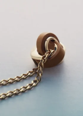 Ormé-ketting, vergulde editie met kamelenleer