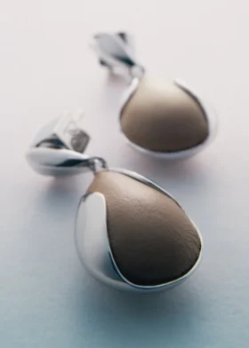 Ormé Oorbellen Edition Zilver gerhodineerd met taupe leer