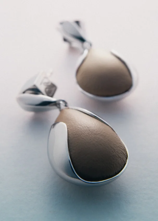 Ormé Oorbellen Edition Zilver gerhodineerd met taupe leer