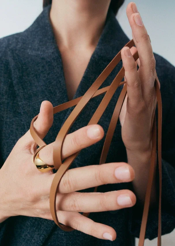 Ormé-ring, verguld met kamelenleer