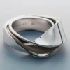 Ormé-ring, zilver met rhodiumlaag en taupekleurig leer