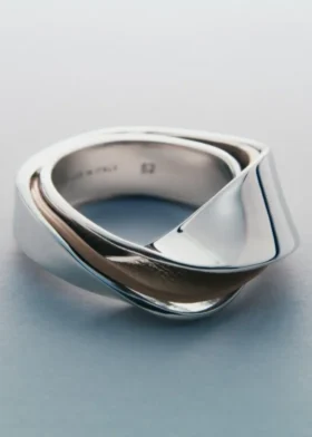 Ormé-ring, zilver met rhodiumlaag en taupekleurig leer