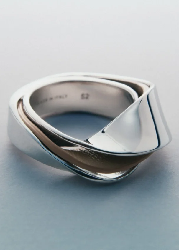 Ormé-ring, zilver met rhodiumlaag en taupekleurig leer