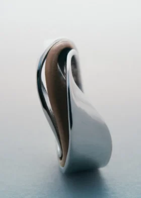 Ormé-ring, zilver met rhodiumlaag en taupekleurig leer