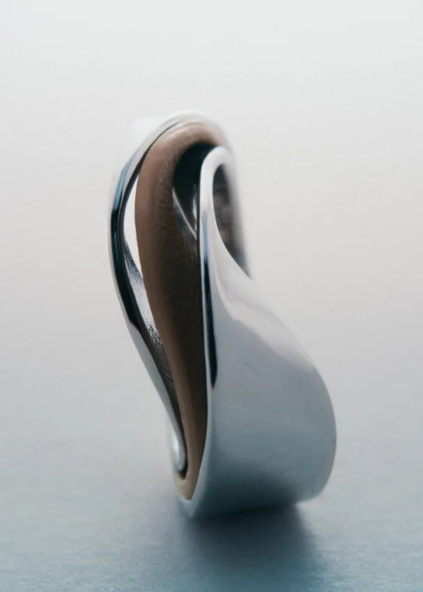 Ormé-ring, zilver met rhodiumlaag en taupekleurig leer