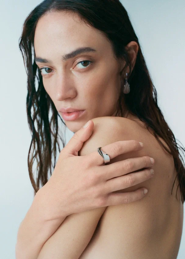 Ormé-ring, zilver met rhodiumlaag en taupekleurig leer