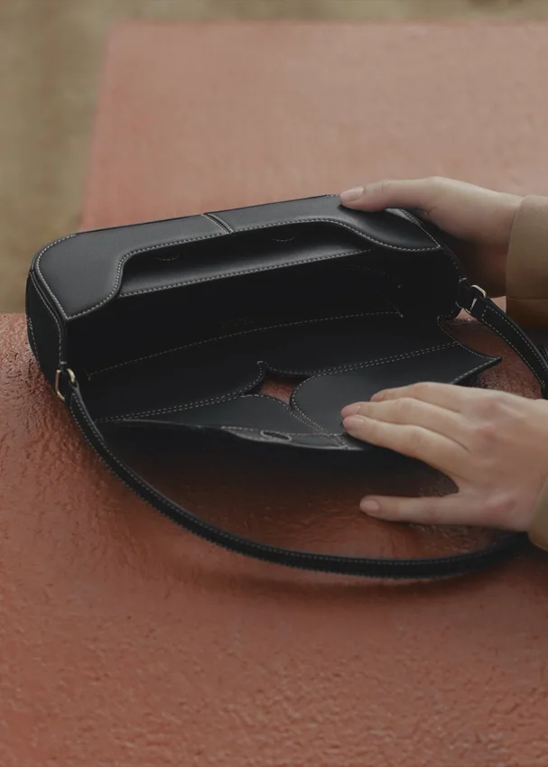 Osmo Edition Glad zwart met ecru stiksels